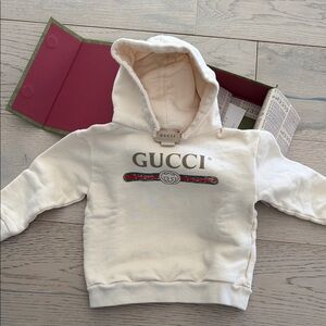 Gucci sweater hoodie with  Box size 18/24 months like new